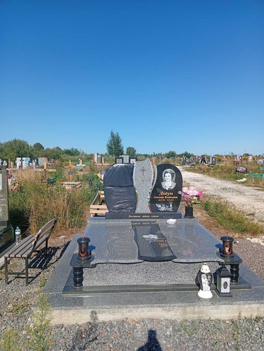 Виготовлення та встановлення пам'ятників. Підняття та вирівнювання пам'ятників. Обкладання могил бруківкою та плиткою.