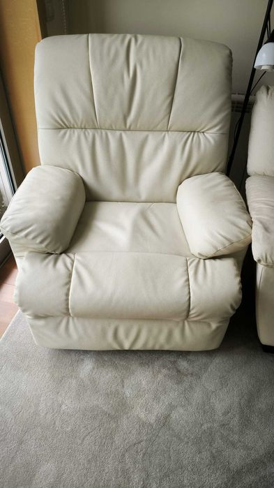 Sofás de Sala (Sofás 3+2 lugares + Pousa Pés + Cadeirão individual)