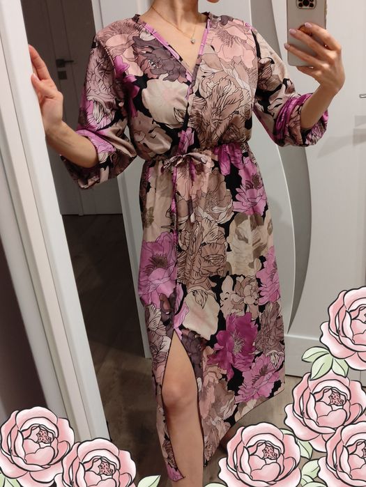 Elegancka kopertowa sukienka midi kwiecista w kwiaty z rozcięciem na n