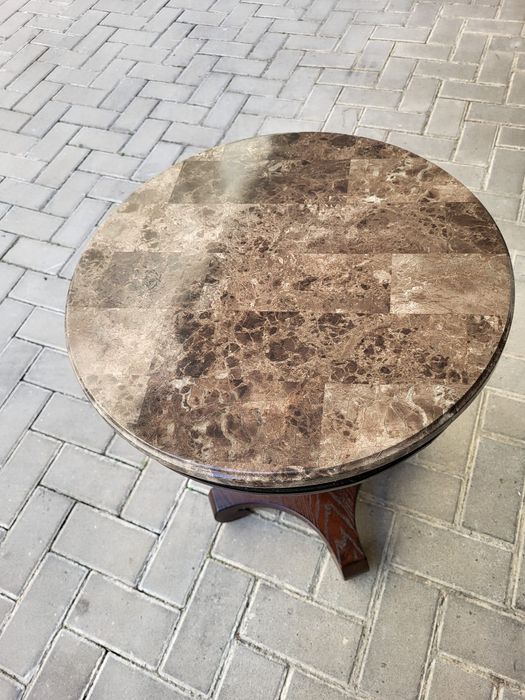 Mesa de apoio redonda com tampo em mármore - 45 cm