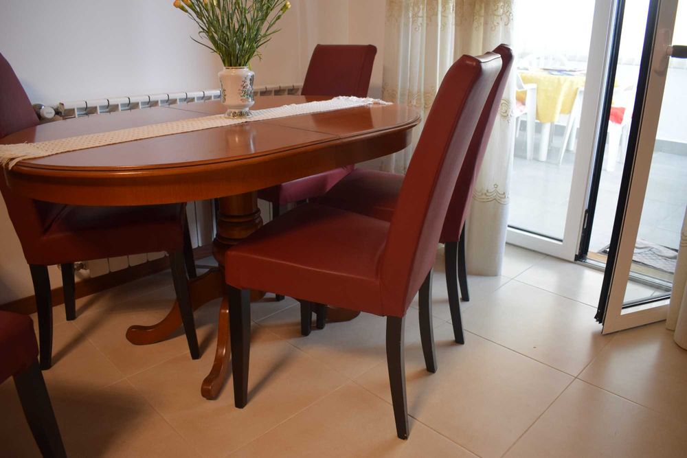 Vendo Mesa de sala com 8 cadeiras