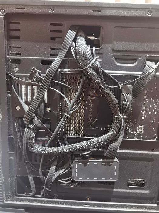 Desktop e monitor / I7 8700k / RTX 2060
