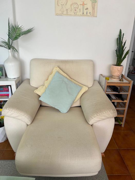 Sofás  Bejes  com assentos  Deslizantes para Desocupar es 1  sofá de  2/3 lugares,   e 2 sofás  individuais  também  eles Deslizantes
