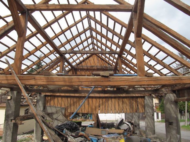 Stare belki ciosane stare deski ciosane ciete z bala stare drewno