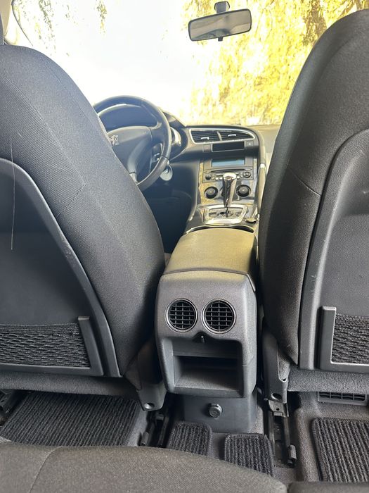 Економне авто Пежо 3008