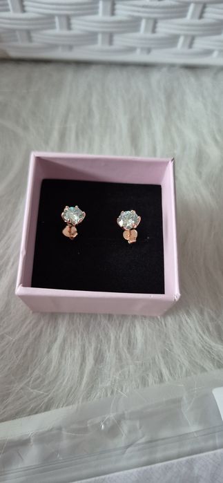 Srebrne kolczyki z jasnoniebieskim moissanitem 1ct x 2