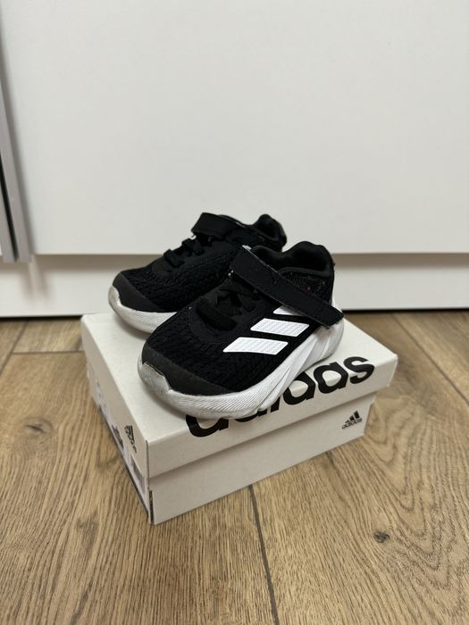 Кросівки адідас для перших кроків