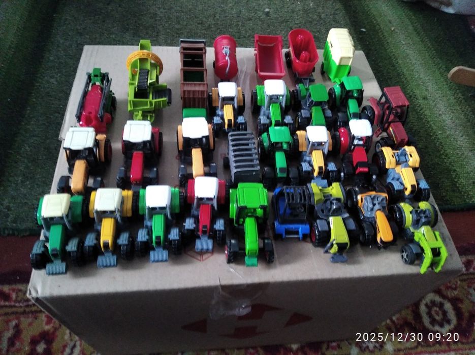 Моделі тракторів та інших 1:64,1:87,1:50.