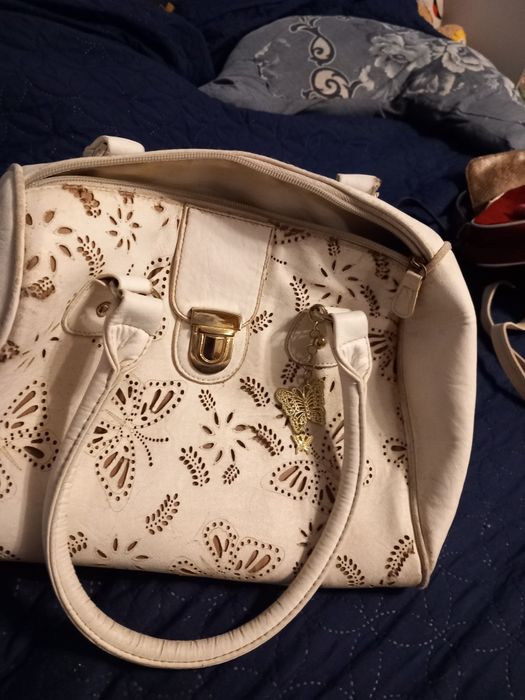 Biała torebka stan zadowalajacy do ręki