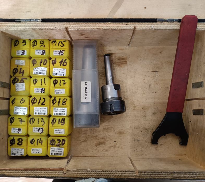 Цанги,патроны и ключ.