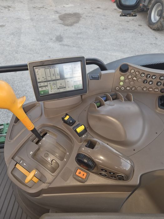 John Deere 6215R