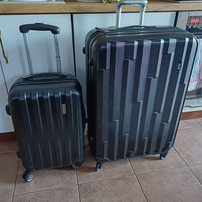 Dwie czarne walizki sztywne kabinowego Bugatti i Stratic