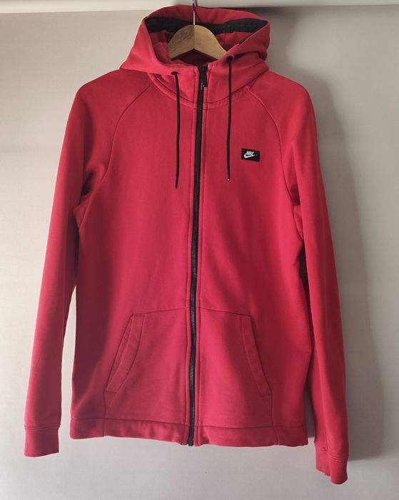 Casaco Desportivo com fecho e Carapuço.
Marca: Nike.
Tamanho: S
Cor: V