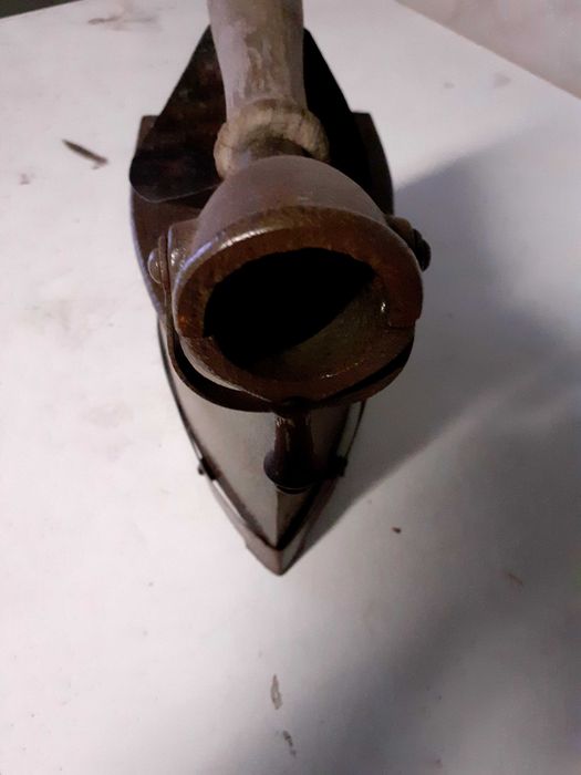 Ferro de engomar antigo a brasas