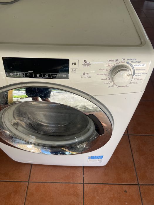 Máquina de lavar roupa Candy 8kg com fuga de água avariada