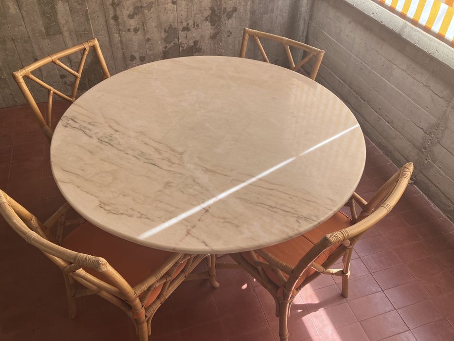 Mesa circular em mármore polido