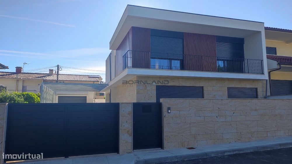 Moradia Geminada T4 - Pronta habitar