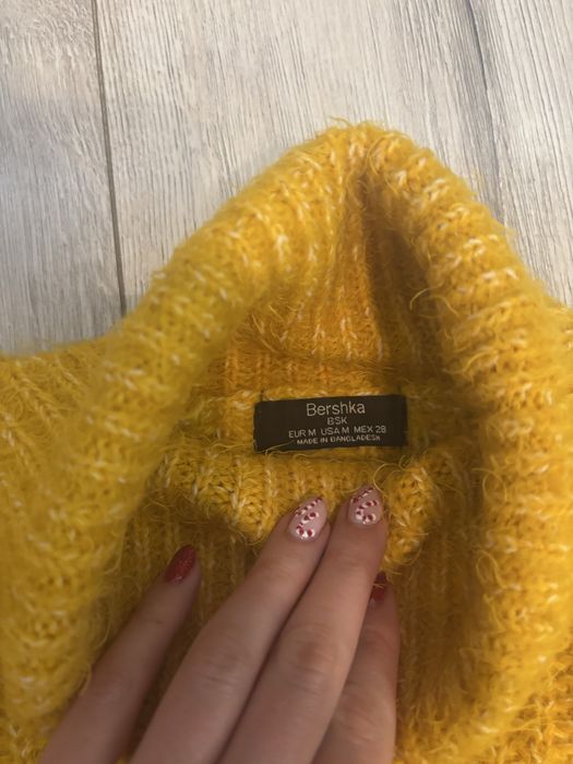 Żółty sweter golf