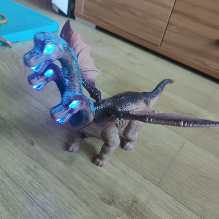 Trzygłowy smok dinozaur