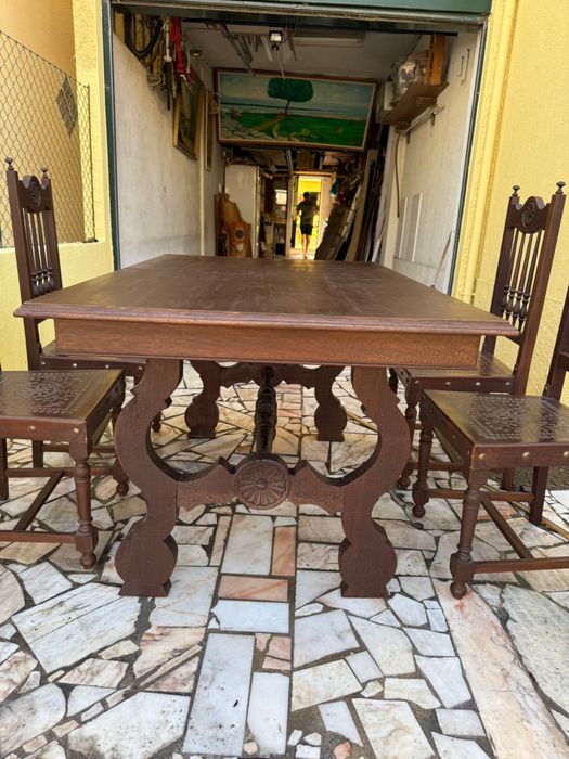 Mesa de sala e cadeiras antigo