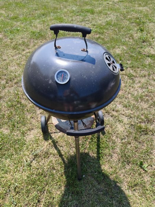 Grill ogrodowy z przykrywką
