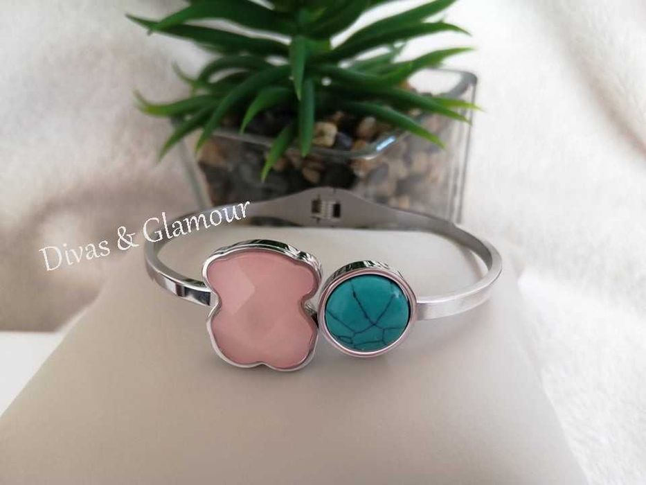 Vários modelos de pulseiras no anúncio