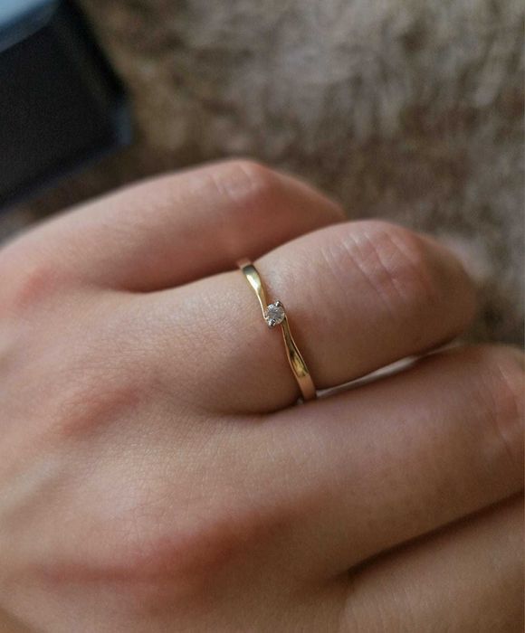 nowy złoty (750) pierścionek z brylantem (1,65g)