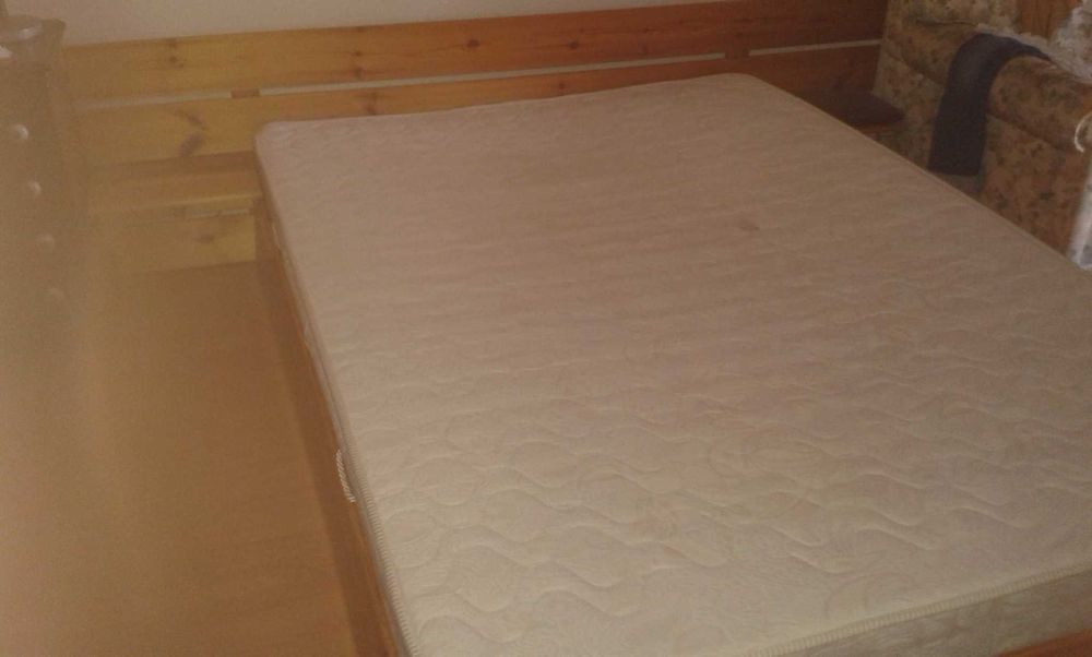 Cama de casal de madeira maciça
