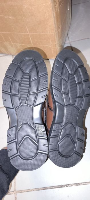 Sapatos castanhos novos tamanho 43