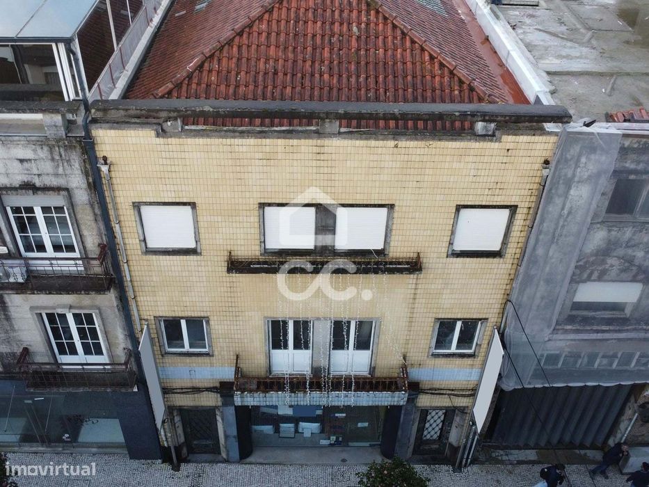 Prédio com Loja de 489 m² e 2 Apartamentos no Coração de Vila Nova de