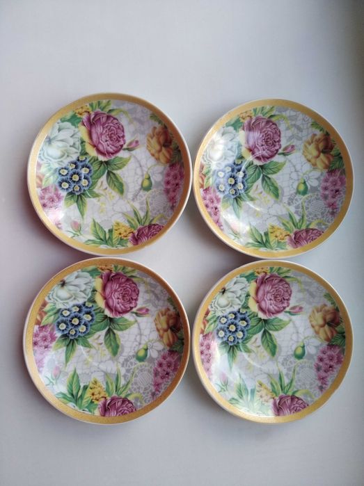 Продам набор посуды. чашки блюдца красивые