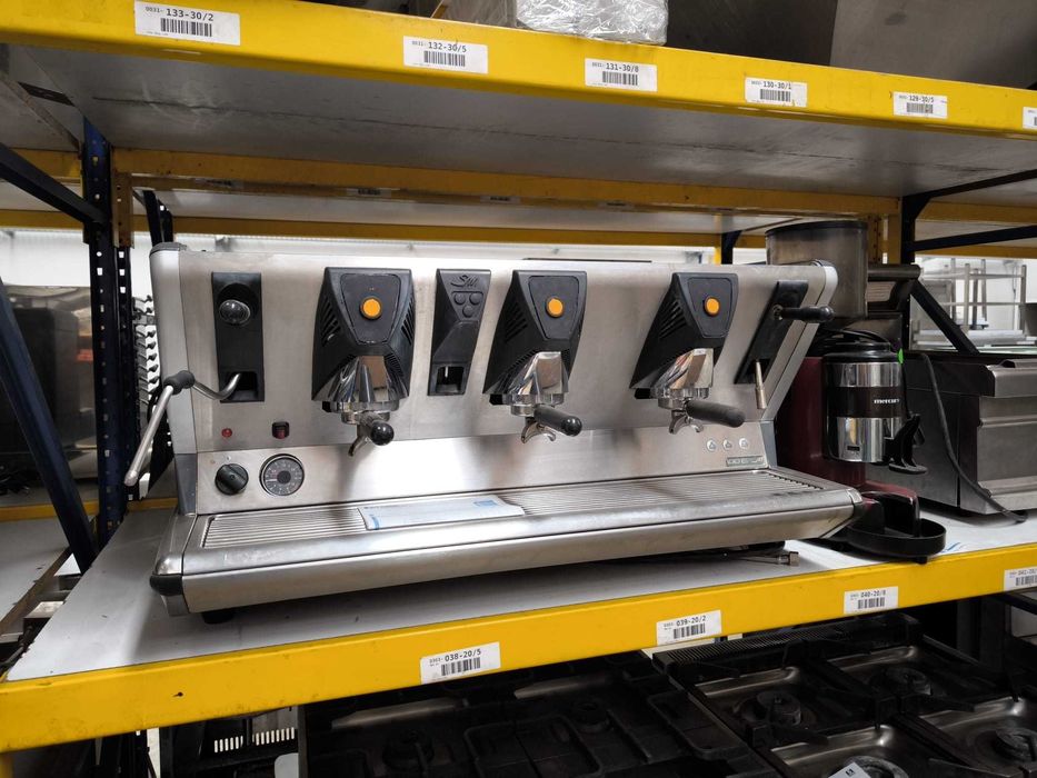 Máquina de café 3 manipulos + moinho