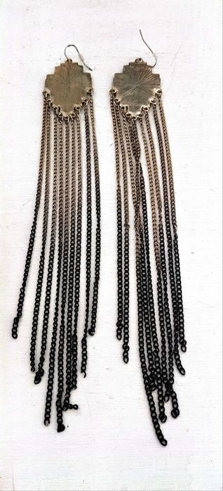 Brincos vintage compridos metal e pedras