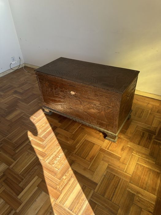 Baú antigo com desenhos
