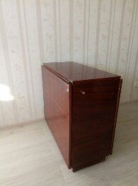 Стол раскладной ,полированный б/у