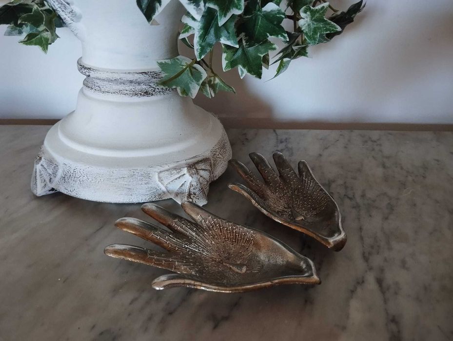 Duas mãos decorativas em metal