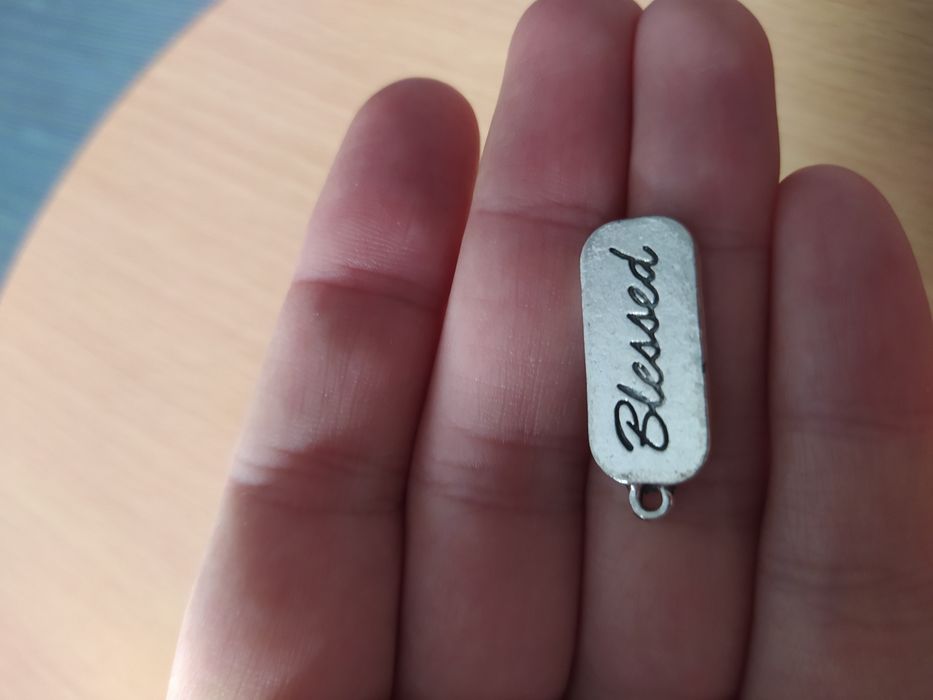 Pendente Blessed/Abençoado prateado NOVO