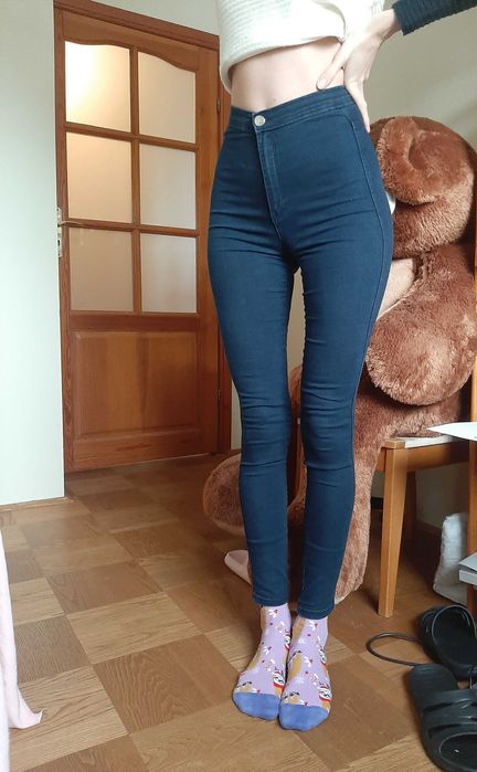 Granatowe spodnie jeansy rurki z wysokim stanem