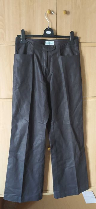 Połyskujące spodnie z szerokimi nogawkami