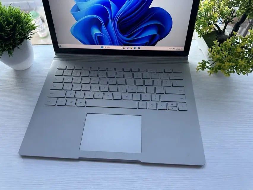 Ноутбук Microsoft Surface Book 1 13.5" / Intel Core i5-6300U / GeForce GPU 1GB / 8GB RAM / 256GB SSD