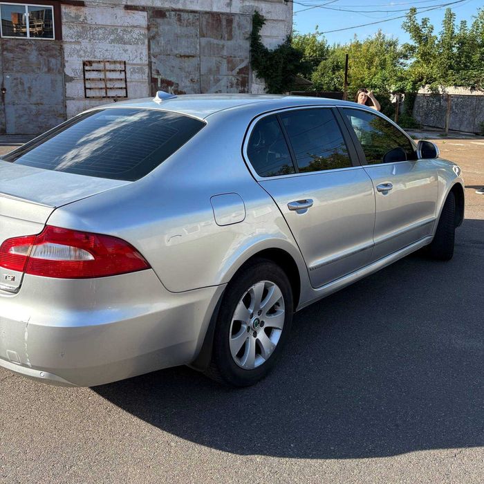 Skoda Superb 2011 продаж авто купити Шкода Суперб в Україні седан ліфтбек автомат DSG бензин комфортний та просторий автомобіль у гарному стані машина