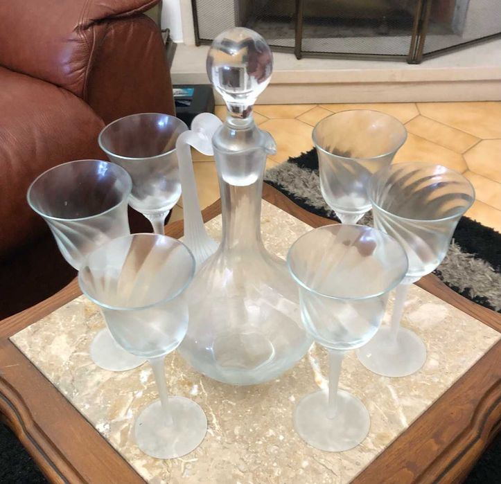 Conjunto garrafa e 6 copos de vidro transparente fosco resistente