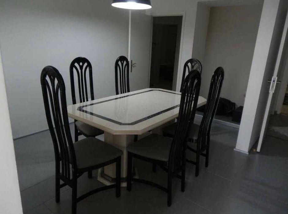 Mesa de jantar em mármore (incluído os pés). Cadeiras não incluídas.