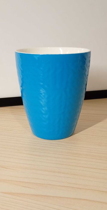 Kubek ceramiczny błękitny, motyw sweterka, prążkowany, 330 ml.
