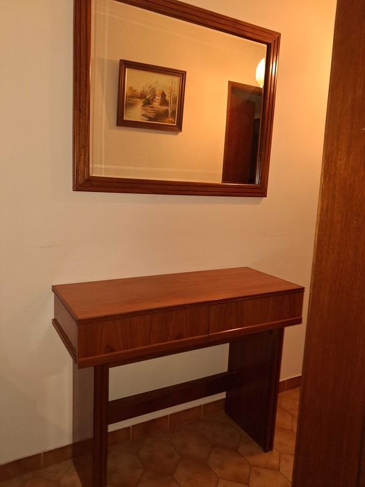 Conjunto movel de madeira e espelho