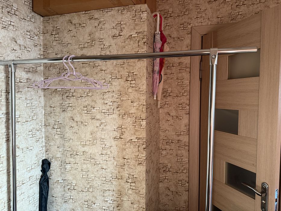 Терміново!!!Металева вішалка для одягу з двома полицями