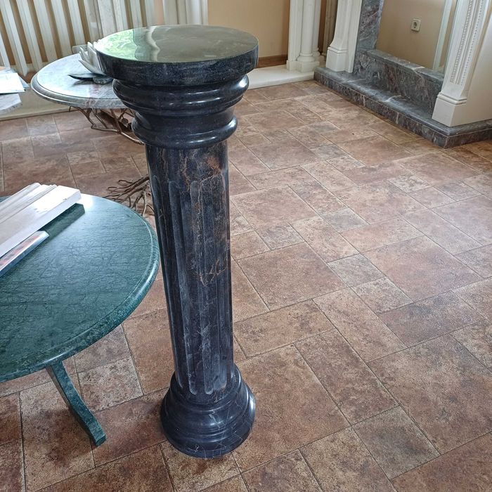 Журнальний стіл з мармуру