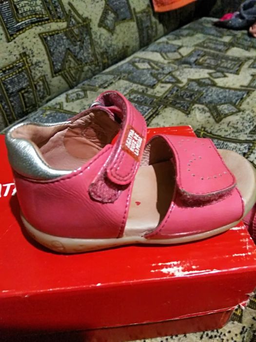 Фірмові сандалики для дівчинки