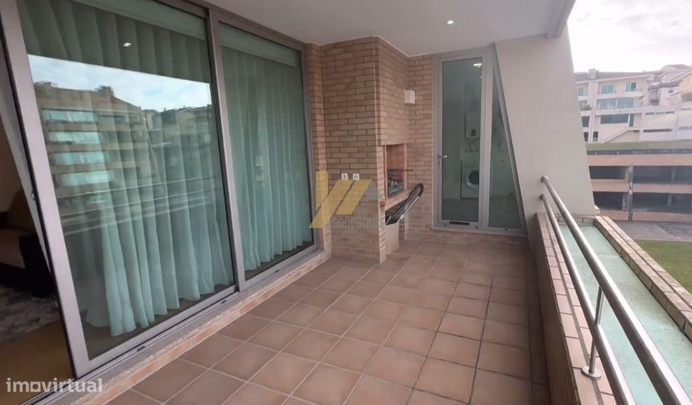 Apartamento T3 duplex em condomínio fechado com piscina