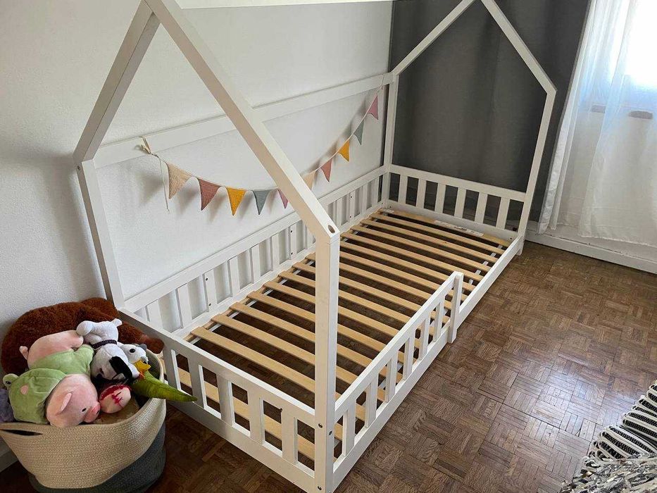 Cama infantil, cama de solteiro com estrado de ripas e corrimão, estilo Montessori, estrutura em forma de casinha, madeira de pinho, 90 x 200 cm